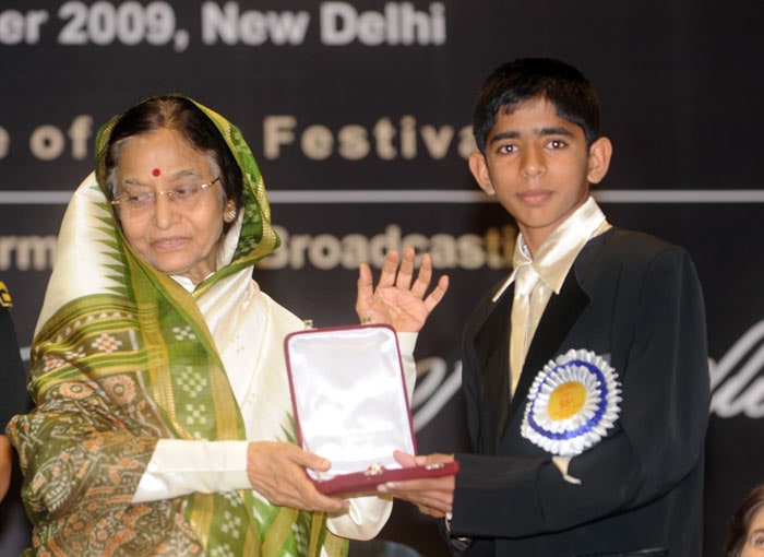 President Pratibha Patil (L) presents the Best Indian Child Actor award to Sharad Goyekar for his role in the Marathi film Tingya at the 55th National Film Awards Function in New Delhi on October 21, 2009. President Patil presented the awards for best feature film, actors and director of national cinema.&nbsp; (Photo &amp; Text: AFP)